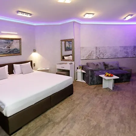 Deluxe 3 Center Apartment